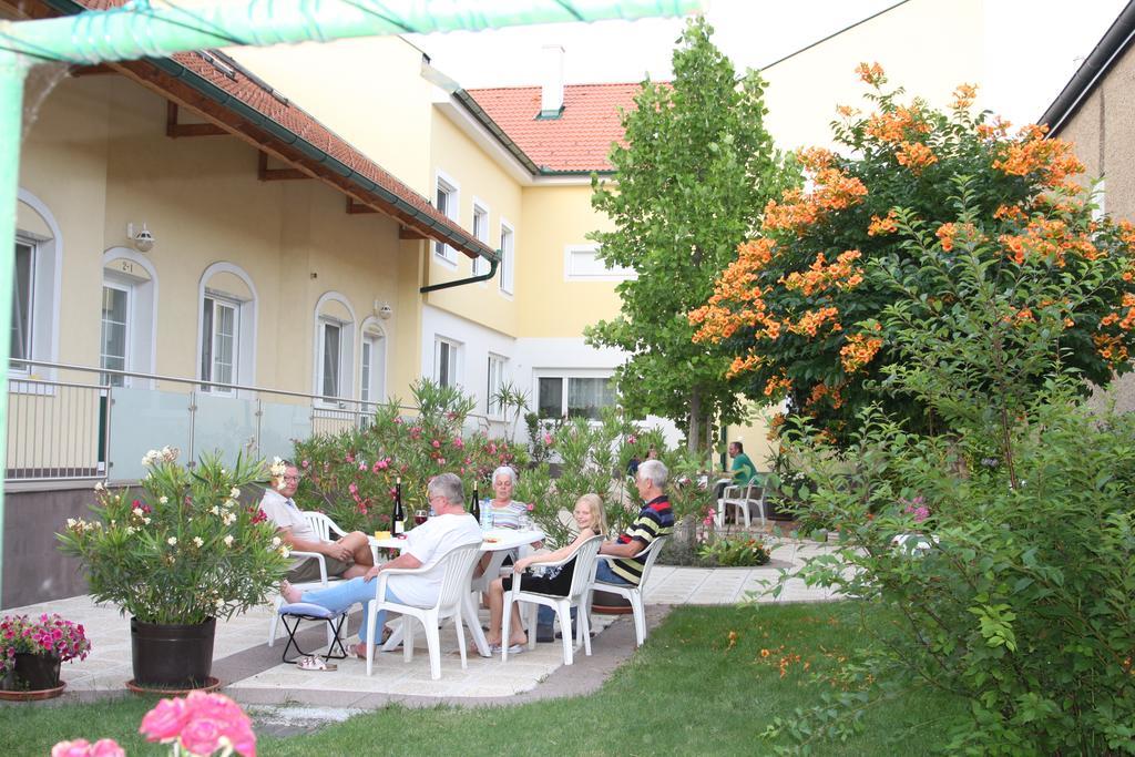 Pension & Weingut Storchenblick Ильмиц Экстерьер фото